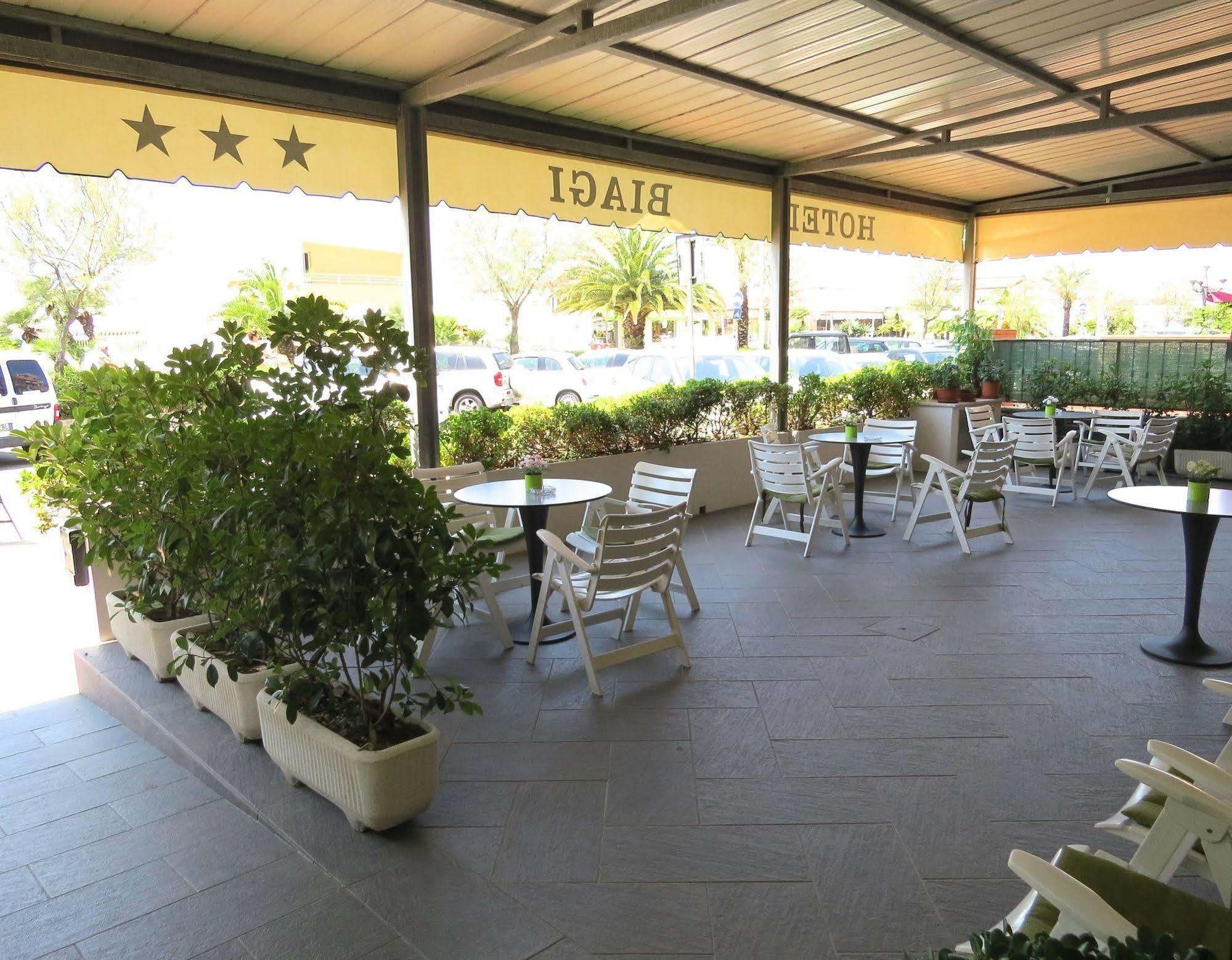 Hotel Biagi & Residence リド・ディ・カマイオーレ エクステリア 写真